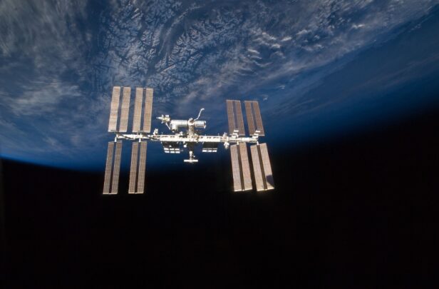 Img:Space craft floating above Earth