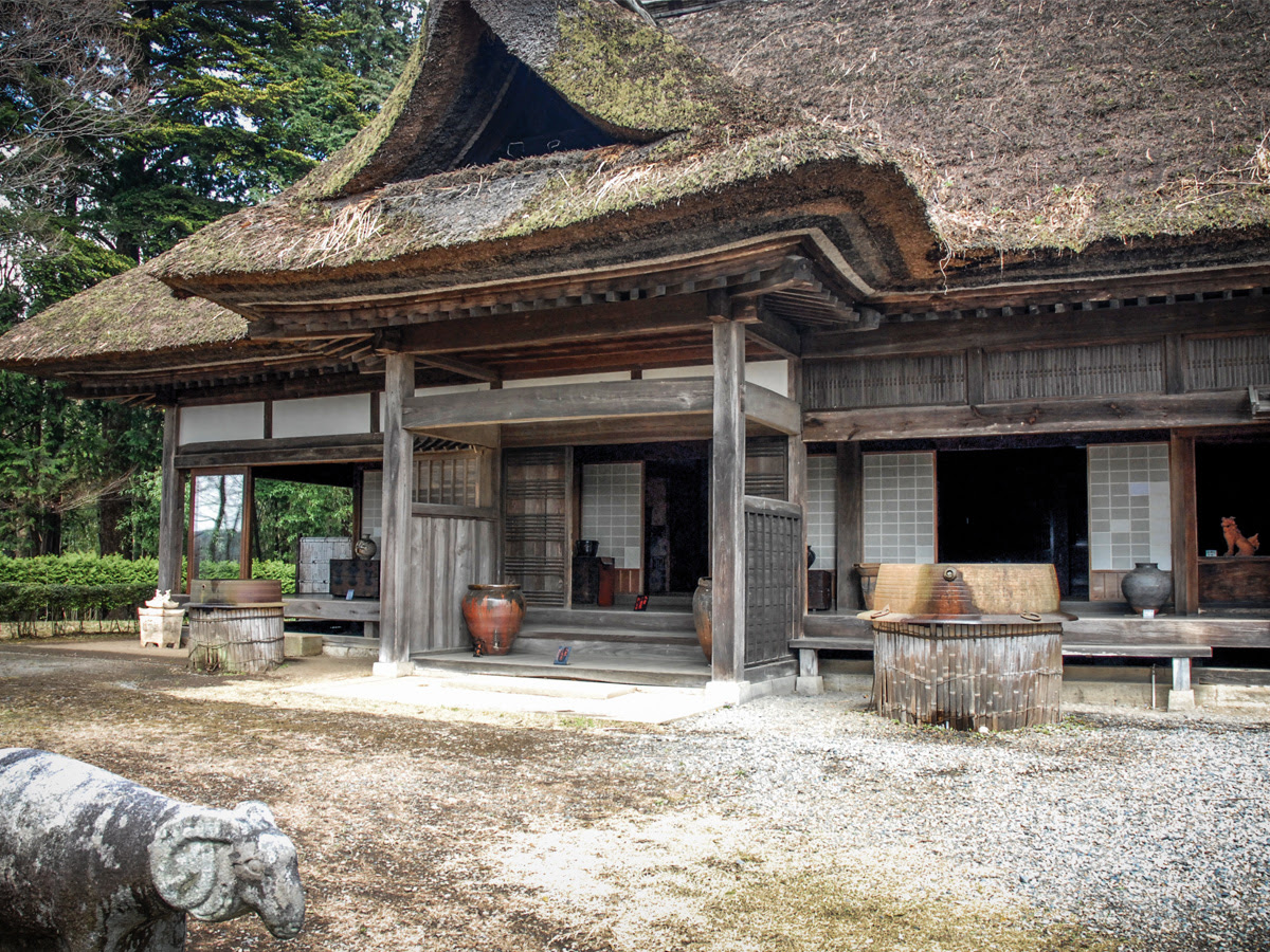 Img:Japanese woodland compound with thatched roof
