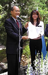 Miyako Yoshida receives her certificate from UNESCO's Director-General Koichiro Matsuura