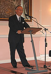 Ambassador Orita praises the enthusiasm of the contestants 