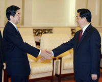 Prime Minister Abe and Chinese President Hu Jintao shake hands at the beginning of their talks