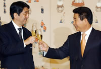 Prime Minister Abe and ROK President Roh Moo Hyun toast to each other during a dinner hosted by the president