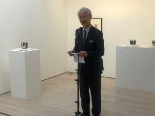 Man standing doing speach in garelly