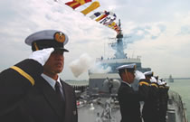 自衛艦より女王陛下に２１発の礼砲発射 （国際観艦式。２００５年６月）